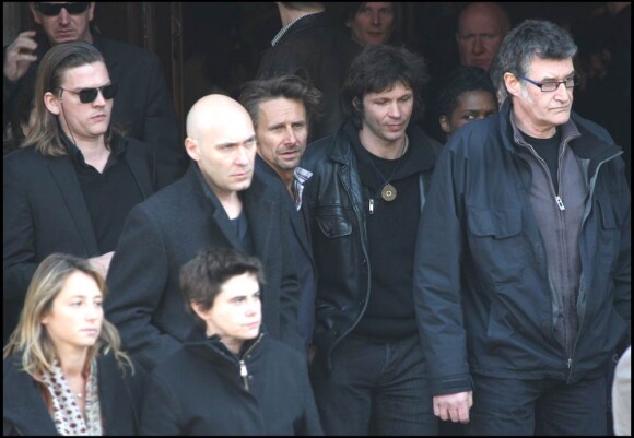 Bertrand Cantat (photo : aux obsèques de son ami Alain Bashung en mars 2009) reprend le titre Aucun express pour un album hommage à Bashung.