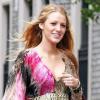 Blake Lively, au top de la mode dans une magnifique petite robe en soie Diane von Furstenberg portée avec une large ceinture, une très belle paire ankle boots Pierre Hardy, et un sac XXL en python signé Nancy Gonzalez.