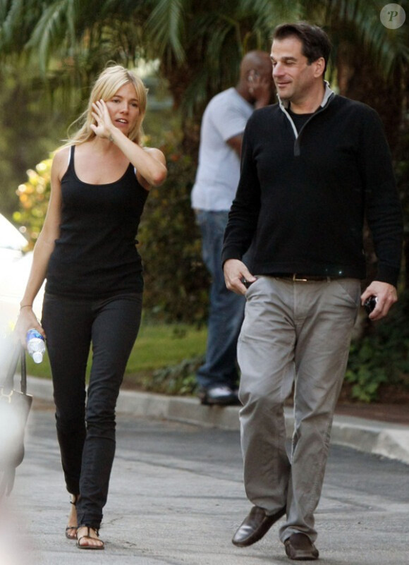 Sienna Miller semble nerveuse à la sortie des studios Universal à Hollywood