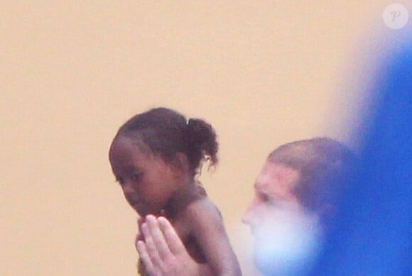 Pendant que Angelina Jolie fait la promo de Salt, les enfants profitent de la piscine !