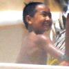 Pendant que Angelina Jolie fait la promo de Salt, les enfants profitent de la piscine !