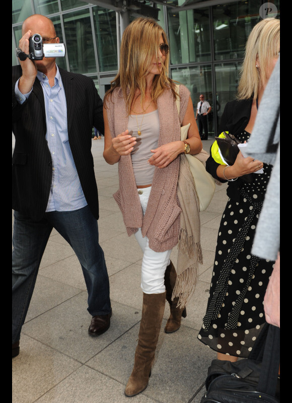 Jennifer Aniston à l'aéroport d'Heathrow à Londres le 20 juillet 2010