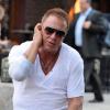 Mickey Rourke au téléphone alors qu'il promène ses chiens dans le quartier du Meatpacking le 21 juillet 2010 à New York