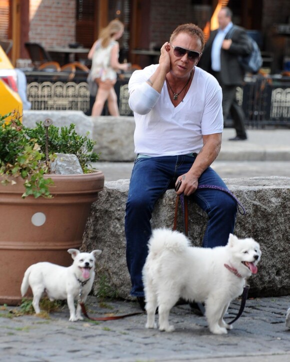 Mickey Rourke au téléphone alors qu'il promène ses chiens dans le quartier du Meatpacking le 21 juillet 2010 à New York 