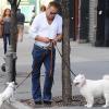 Mickey Rourke au téléphone alors qu'il promène ses chiens dans le quartier du Meatpacking le 21 juillet 2010 à New York 