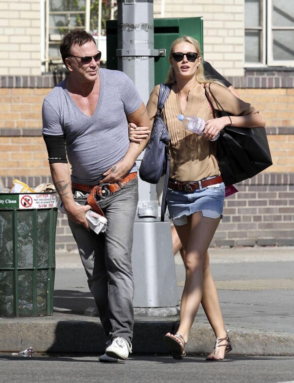 Mickey Rourke fait du shopping avec sa petite amie girlfriend Anastassija Makarenko à New York le 2 juillet 2010