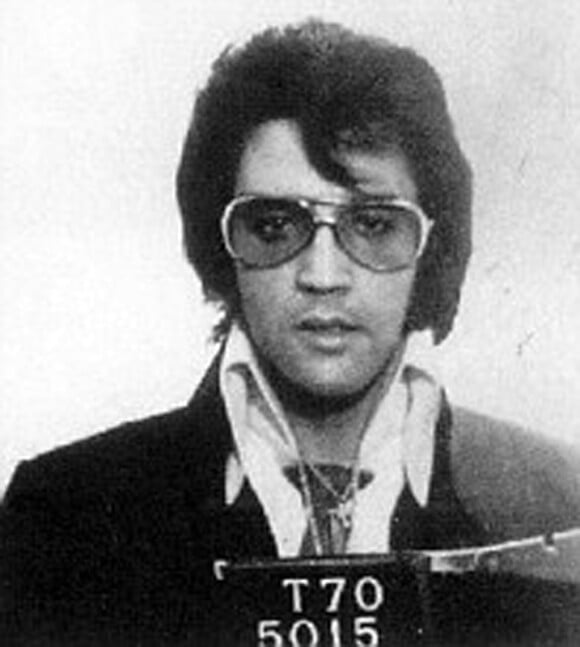 Ce portrait d'Elvis Presley a été prise lors d'un passage du King par les bureaux du FBI en 1970. 