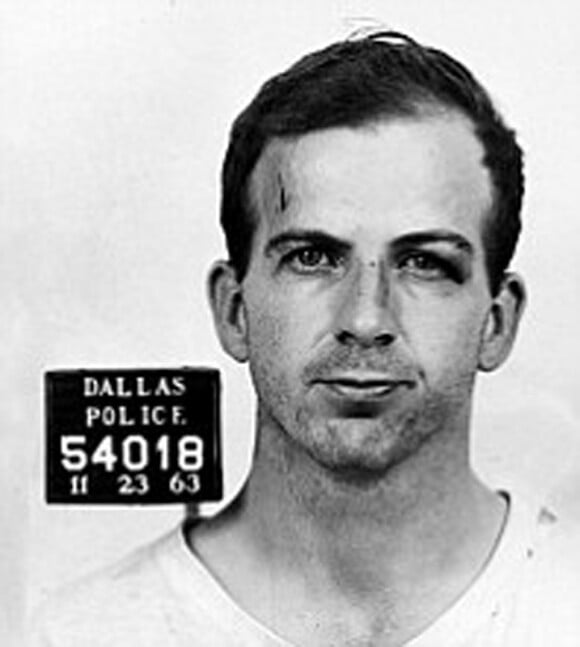 Lee Harvey Oswald a été arrêté pour l'assassinat du président J.F. Kennedy, en 1963. Il sera condamné à mort. 