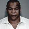 En novembre 2009, Mike Tyson a été arrêté pour s'être battu avec un photographe à l'aéroport LAX de Los Angeles. 
