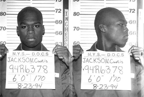 En 1994, le rappeur 50 Cent a été arrêté (sous son identité de Curtis Jackson) pour possession de stupéfiants. 