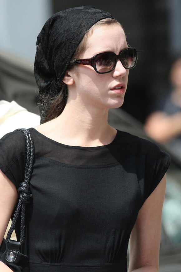 Sara Giraudeau lors des obsèques de son père Bernard, le 23 juillet 2010, en l'église Saint-Eustache, à Paris.