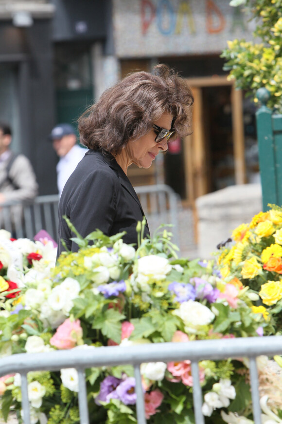 Fanny Ardant lors des obsèques de Bernard Giraudeau, le 23 juillet 2010, en l'église Saint-Eustache, à Paris.