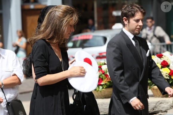 Tohra, sa dernière compagne, lors des obsèques de Bernard Giraudeau, le 23 juillet 2010, en l'église Saint-Eustache, à Paris.