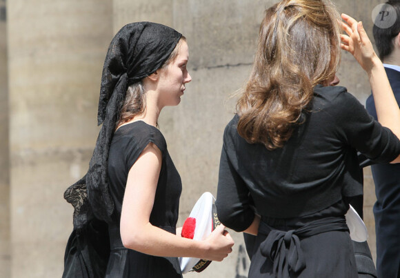Sara et Tohra, sa fille et sa dernière compagne, lors des obsèques de Bernard Giraudeau, le 23 juillet 2010, en l'église Saint-Eustache, à Paris.