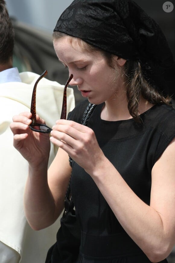 Sara Giraudeau aux obsèques de son papa Bernard Giraudeau le 23 juillet 2010