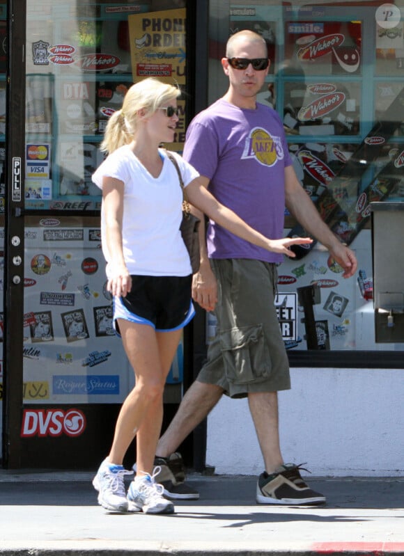 Reese Witherspoon avec son compagnon Jim Toth font quelques achats après avoir fait visiblement du sport à Santa Monica le 17 juillet 2010