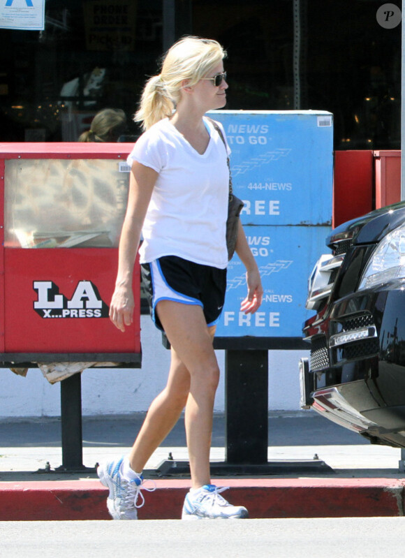 Reese Witherspoon avec son compagnon Jim Toth font quelques achats après avoir fait visiblement du sport à Santa Monica le 17 juillet 2010