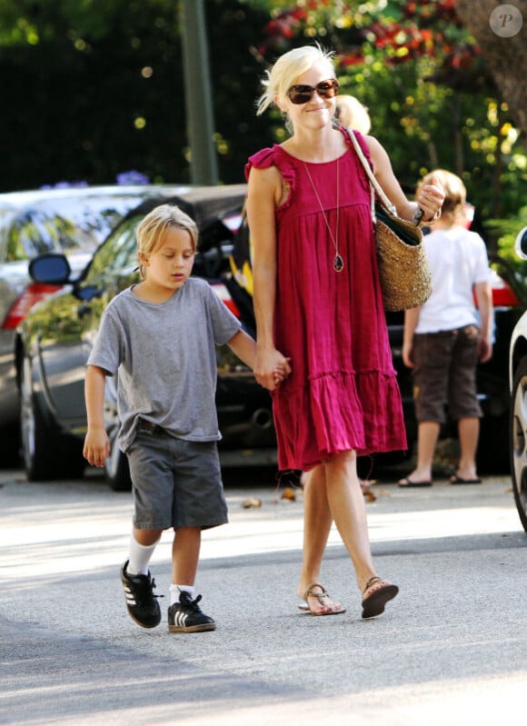 Reese Witherspoon emmène son fils Deacon à un anniversaire le 17 juillet 2010 à Pacific Palisades