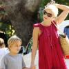 Reese Witherspoon emmène son fils Deacon à un anniversaire le 17 juillet 2010 à Pacific Palisades