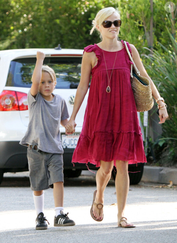 Reese Witherspoon emmène son fils Deacon à un anniversaire le 17 juillet 2010 à Pacific Palisades