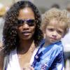 Garcelle Beauvais se promène avec ses jumeaux Jax Joseph et Jaid Thomas dans les rues de Studio City à Los Angeles en juillet 2010