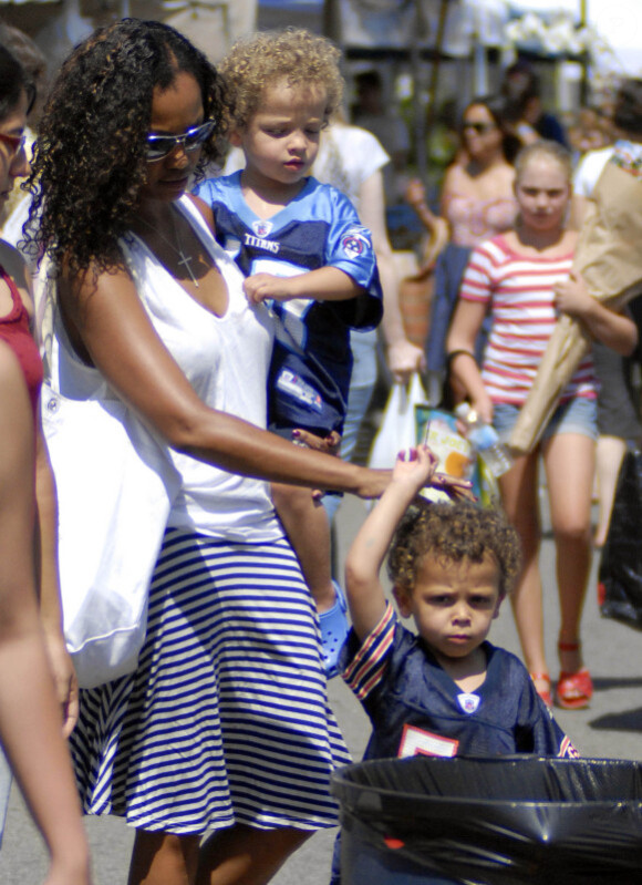 Garcelle Beauvais se promène avec ses jumeaux Jax Joseph et Jaid Thomas dans les rues de Studio City à Los Angeles en juillet 2010