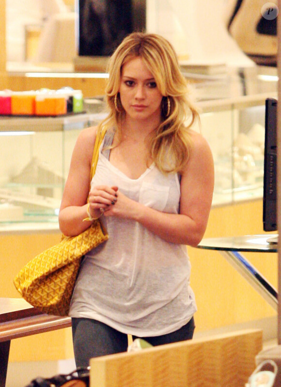 Hilary Duff fait du shopping dans un magasin de chaussures à Hollywood, vendredi 23 juillet.