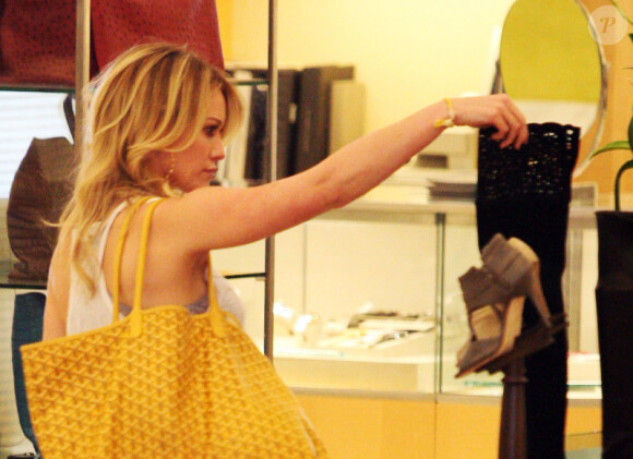 Hilary Duff fait du shopping dans un magasin de chaussures à Hollywood, vendredi 23 juillet.