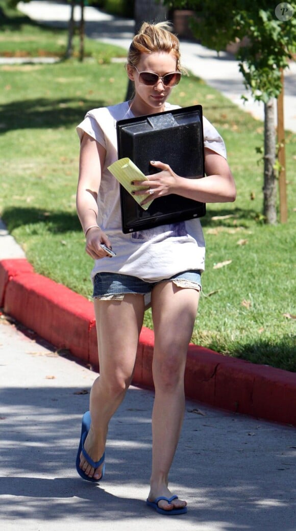 Hilary Duff rentre à son domicile, à Los Angeles, samedi 24 juillet.