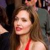 Angelina Jolie, habillée par Versace, lors de l'avant-première de Salt en Russie à Moscou le 25 juillet 2010