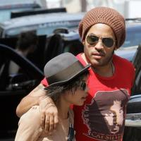 Lenny Kravitz : Absolument fou de sa fille Zoe, il ne la quitte plus !
