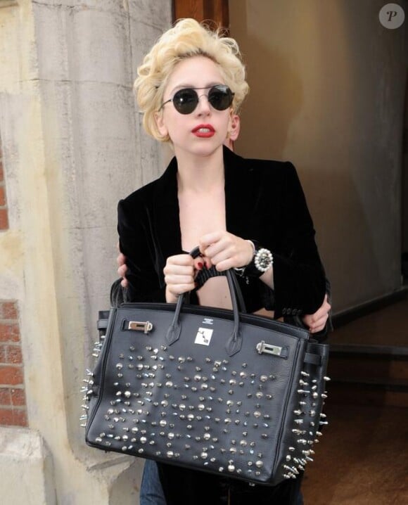 Le sac de luxe par excellence, le Birkin de Hermès... Lady Gaga ne peut pas s'en passer !