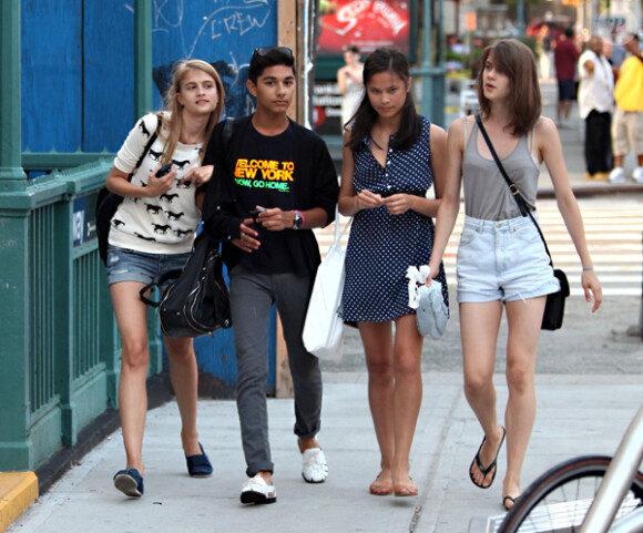 Mark Indelicato et ses meilleures amies dans les rues de New York