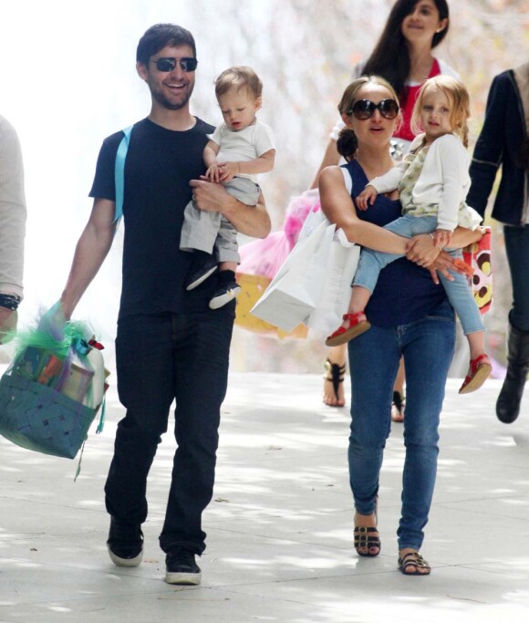 Tobey Maguire avec sa femme Jennifer et leurs deux enfants, Ruby et Otis, avril 2010