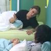 Thomas tente de convaincre Alexandre qu'il est utilisé par Julie et Amélie dans Secret Story 4