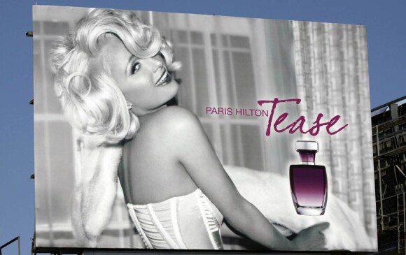 Paris Hilton s'affiche à Los Angeles pour son parfum Tease