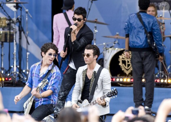Demi Lovato et les Jonas Brothers sont les invités d'honneur de Good Morning America, vendredi 13 août. Ils interprètent des titres extraits de la bande-originale de leur téléfilm, Camp Rock 2.