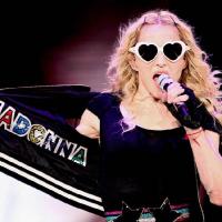 Madonna, élégante et comme rajeunie, a fêté ses 52 ans en avance ! Toujours pressée, la madone...
