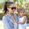 Jessica Alba en famille à Los Angeles, le 14 août 2010