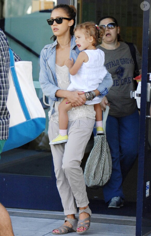 Jessica Alba en famille à Los Angeles, le 14 août 2010