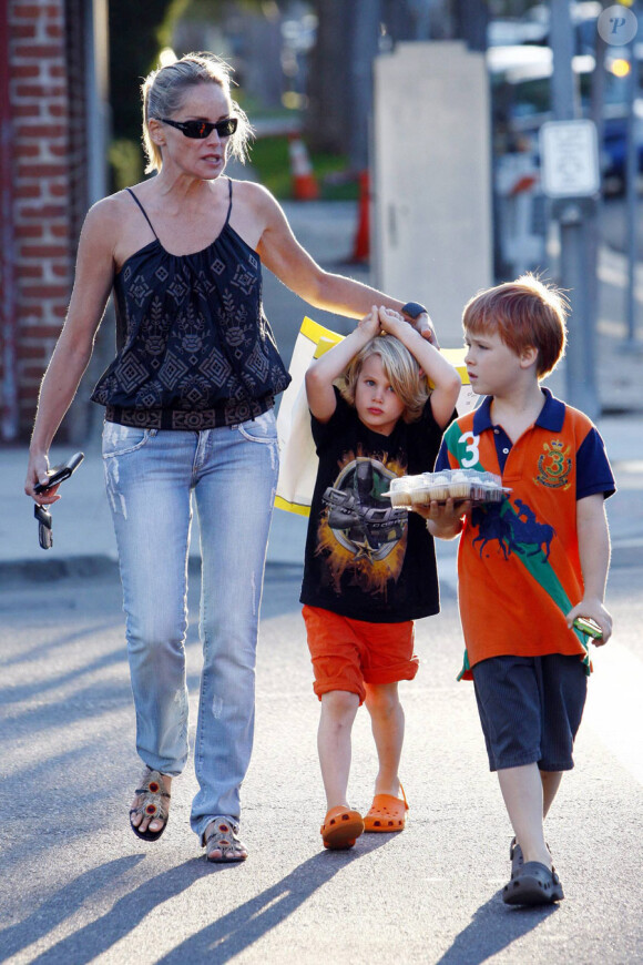 Sharon Stone avec son fils Laird, et un copain, à Beverly Hills le 15 août 2010