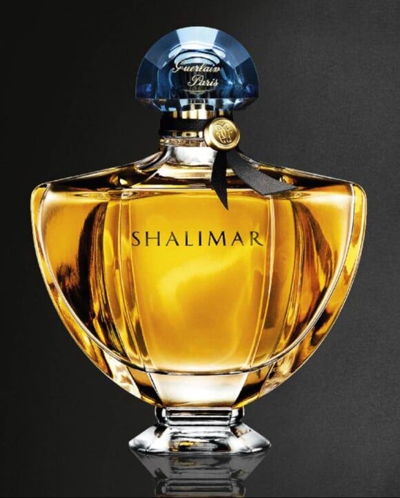 Le parfum Shalimar de Guerlain dont le flacon a été redessiné par Jade Jagger
