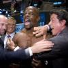 L'équipe du film Expendables a investi la bourse de New York le 19 août 2010: Terry Crews affiche ses muscles autour de Sylvester Stallone, Dolph Lundgren et Jason Statham