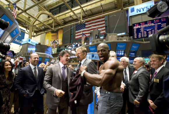 L'équipe du film Expendables a investi la bourse de New York le 19 août 2010: Terry Crews affiche ses muscles autour de Sylvester Stallone, Dolph Lundgren et Jason Statham