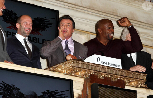 L'équipe du film Expendables a investi la bourse de New York le 19 août 2010 : Dolph Lundgren, Jason Statham, Sylvester Stallone et Terry Crews sonnent la cloche de l'ouverture des échanges
