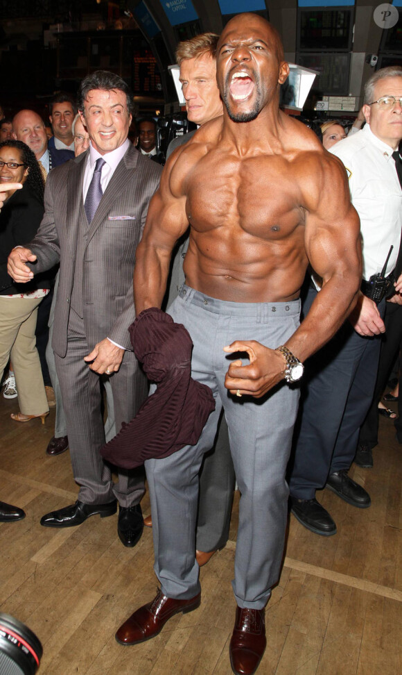 L'équipe du film Expendables a investi la bourse de New York le 19 août 2010: Terry Crews affiche ses muscles autour de Sylvester Stallone, Dolph Lundgren et Jason Statham