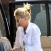 Nicollette Sheridan fait un grand ménage dans sa voiture pendant que son petit ami fait quelques emplettes en août 2010 à Los Angeles