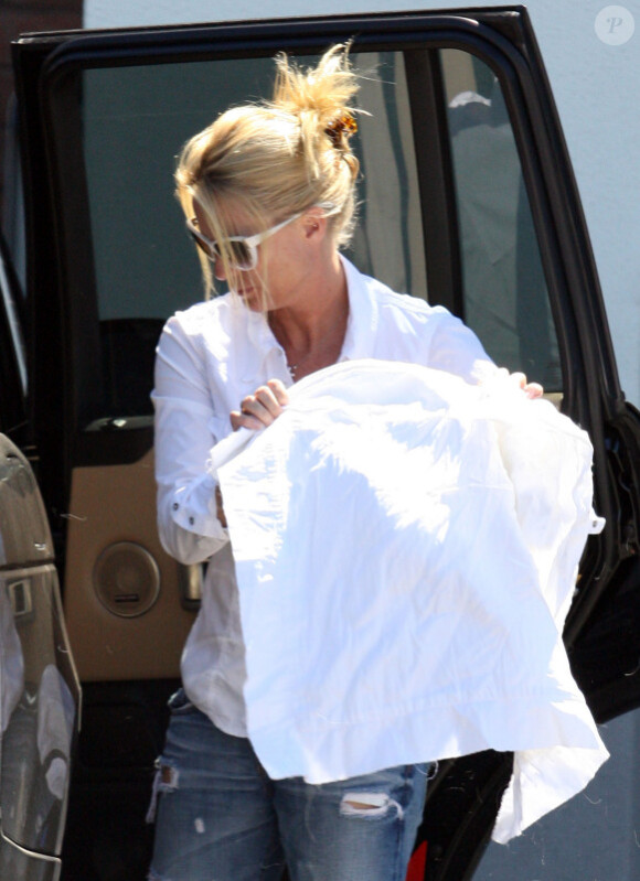 Nicollette Sheridan fait un grand ménage dans sa voiture pendant que son petit ami fait quelques emplettes en août 2010 à Los Angeles