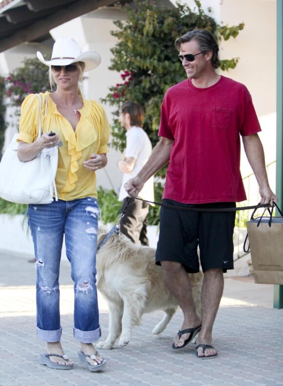 Nicollette Sheridan fait du shopping avec son boyfriend Steven Pate à Malibu le 20 août 2010