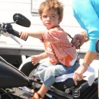 Matthew McConaughey : Son fils Levi, un an et demi et... déjà à moto !